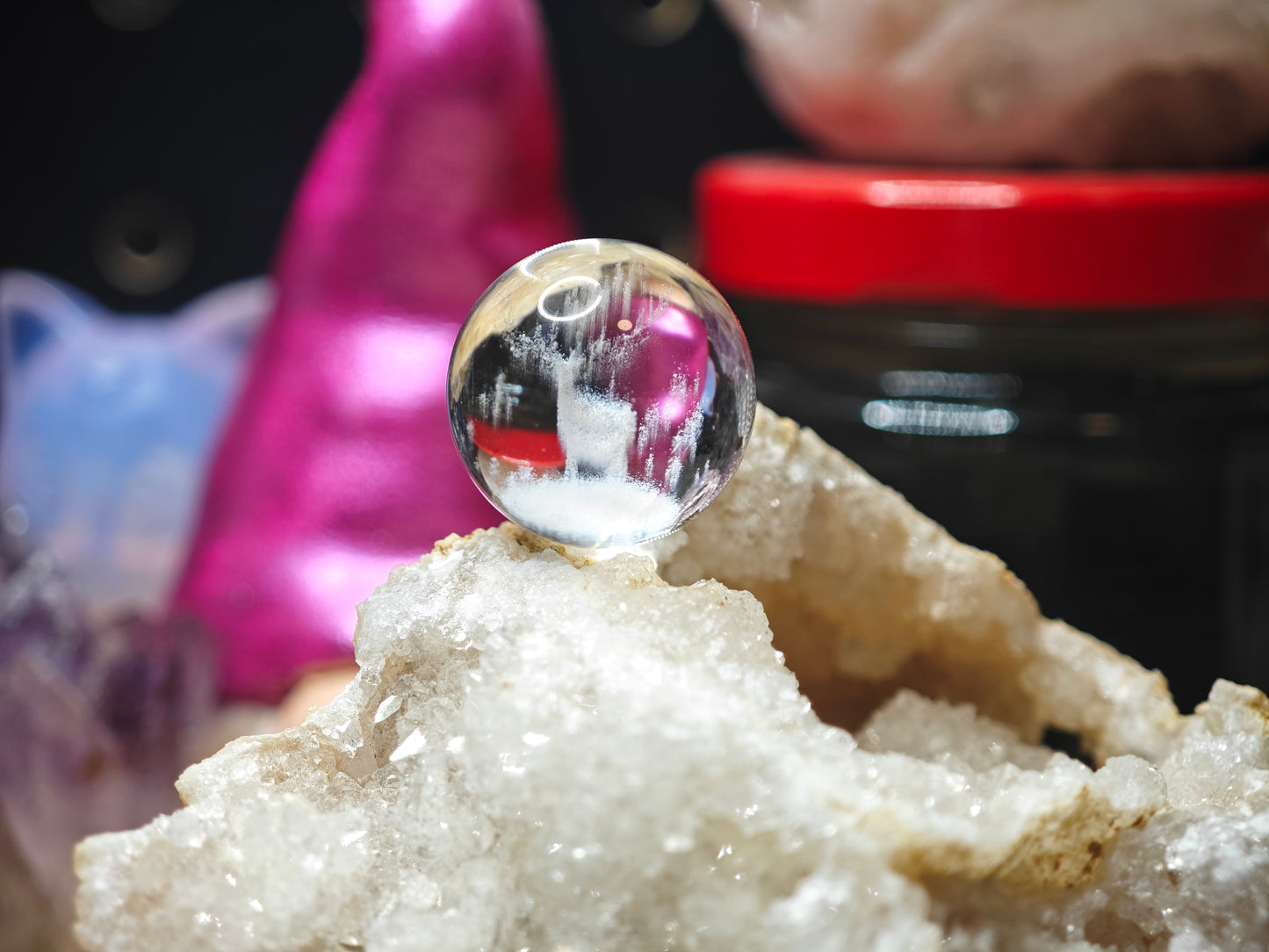 Bergkristall Kugel mit Hirschgravur